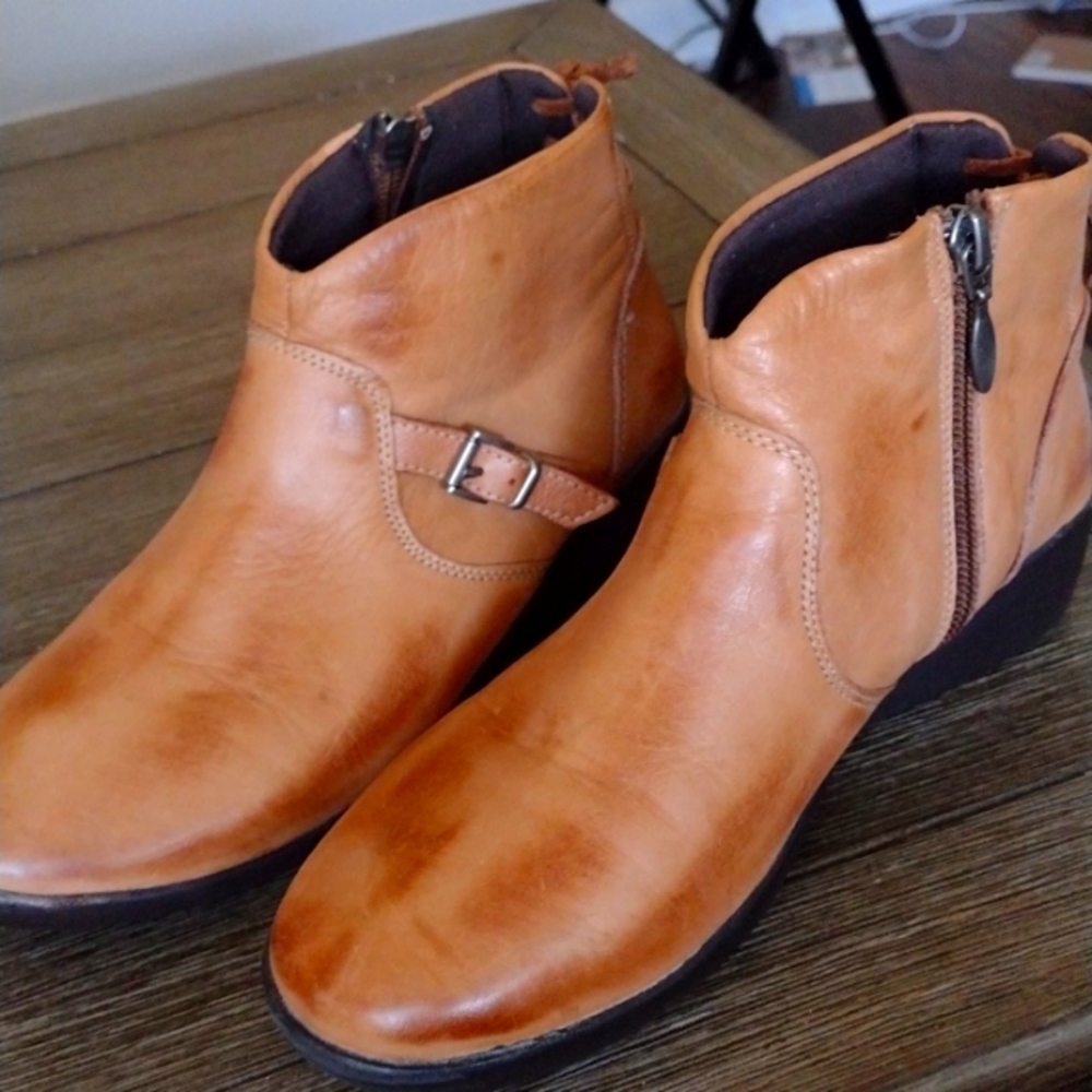Comfortable ankle boot with tassel, strap and side zipper.
